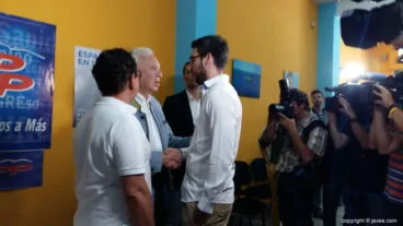 García Margallo saluda a miembros del PP de Xàbia