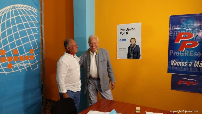 García Margallo saluda a miembros del PP  Xàbia