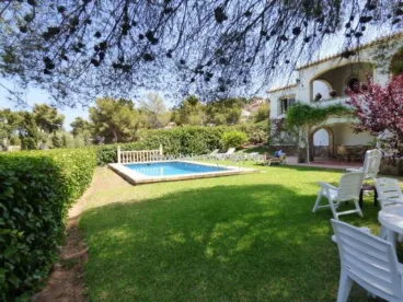 Jardín y piscina Chalet Inmobiliaria Belen Quiroga