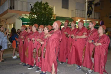 Las tropas moras y cristianas salen a la calle tras la batalla