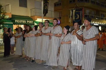 Las tropas moras y cristianas salen a la calle tras la batalla