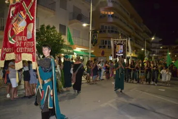 Las tropas moras y cristianas salen a la calle tras la batalla