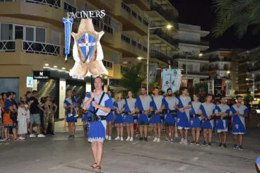 Las tropas moras y cristianas salen a la calle tras la batalla