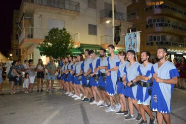 Las tropas moras y cristianas salen a la calle tras la batalla