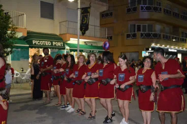 Las tropas moras y cristianas salen a la calle tras la batalla