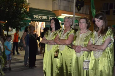 Las tropas moras y cristianas salen a la calle tras la batalla