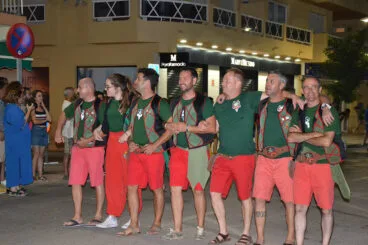 Las tropas moras y cristianas salen a la calle tras la batalla
