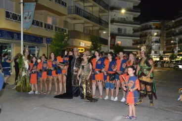 Las tropas moras y cristianas salen a la calle tras la batalla