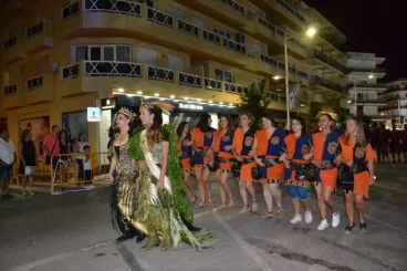Las tropas moras y cristianas salen a la calle tras la batalla