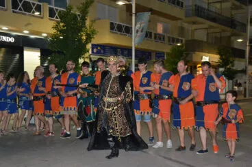 Las tropas moras y cristianas salen a la calle tras la batalla