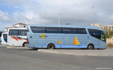 Línea de bus que une Xàbia con Alicante en trayecto semidirecto