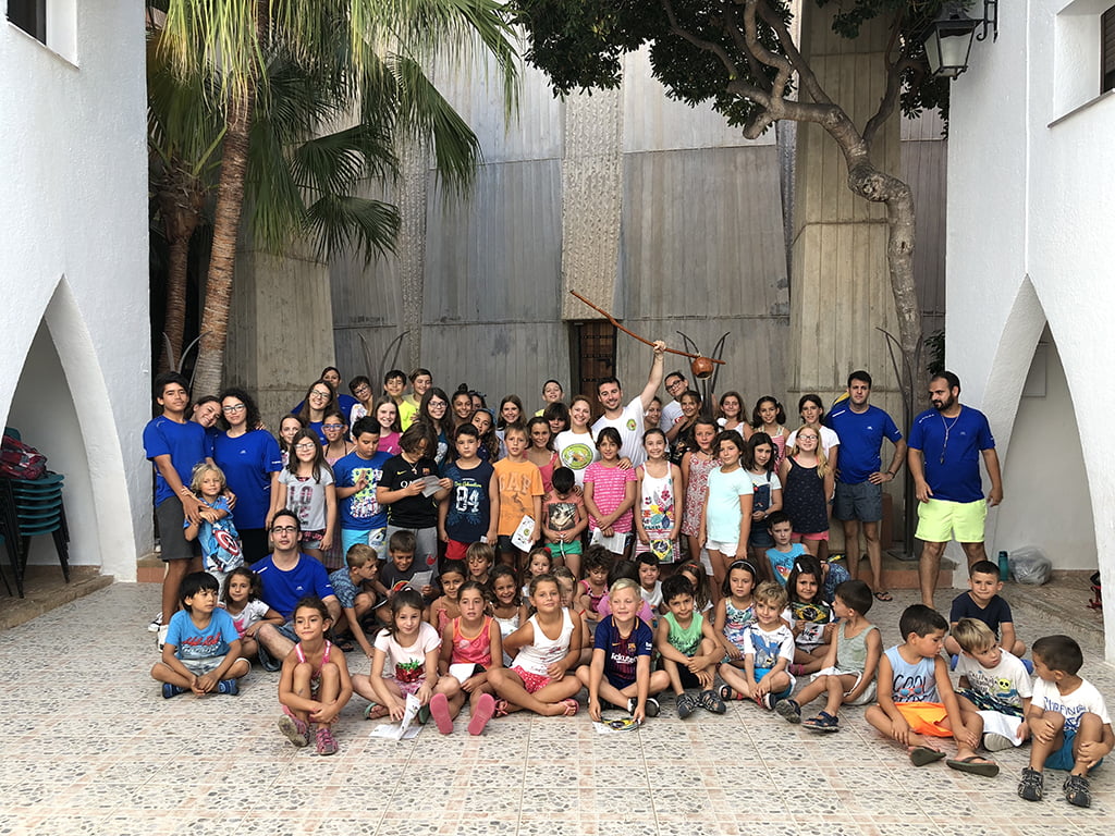 Los niños de Verano en Parroquia con los monitores y profesores de Capoeira