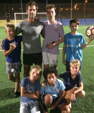 Los niños junto a Quique Sánchez Flores