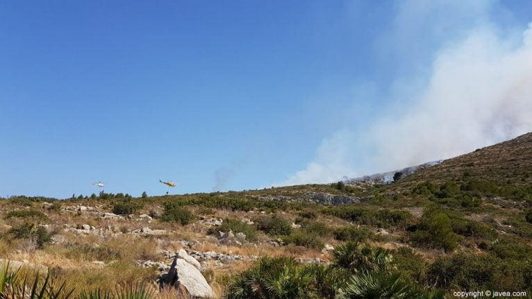 Médios aéreos trabajando en el incendio del Montgó