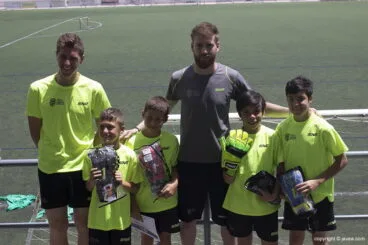 Ortolá con los premiados en los sorteos