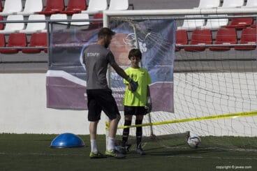 Ortolá junto a un niño