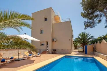 Piscina y fachada de la casa  Quality Rent a Villa