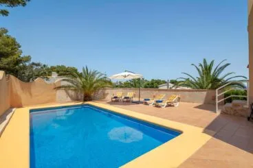Piscina y hamacas de la casa Quality Rent a Villa