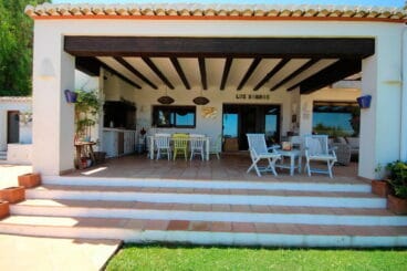 Porche de la casa Atina Inmobiliaria