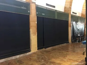 Puestos vacíos en el Mercat