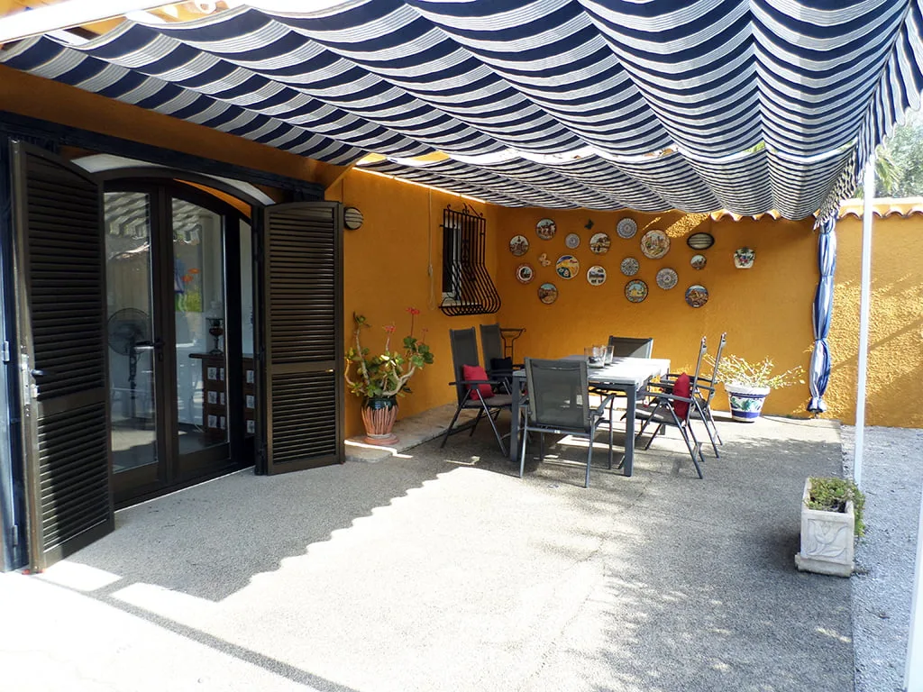 Increíble terraza con toldo Promociones Denia.