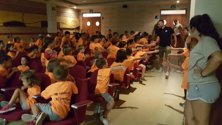 Xavi Torres saludando a los alumnos de la Escuela Multideportiva