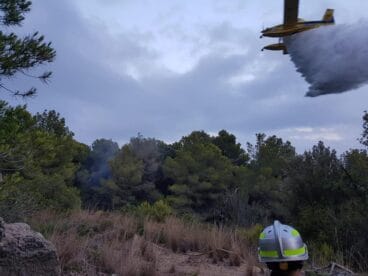 Avioneta apagando el fuego