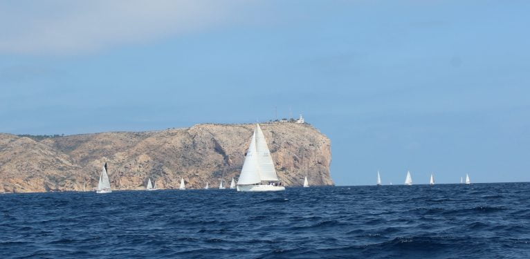 Barcos regateando en la bahía de Xàbia