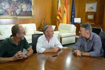 Chulvi con los representantes del Club Náutico Jávea