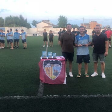El capitan del CD Jávea con su trofeo