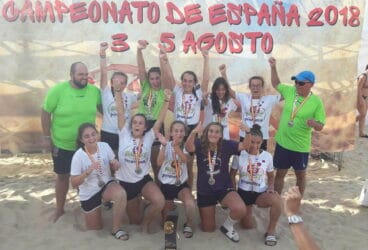 Equipo infantil femenino con su trofeo