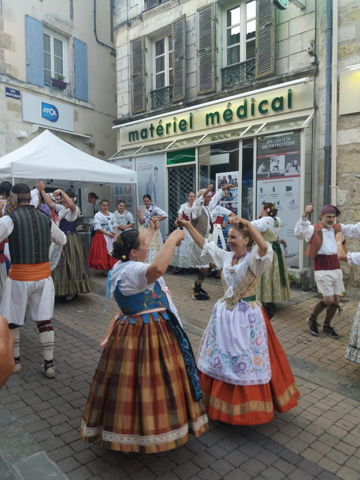 Grup de Danses Portitxol animando las calles de Thiviers (Francia)