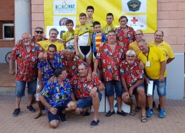 Los ciclistas xabieros con miembros de la Penya La Bufa