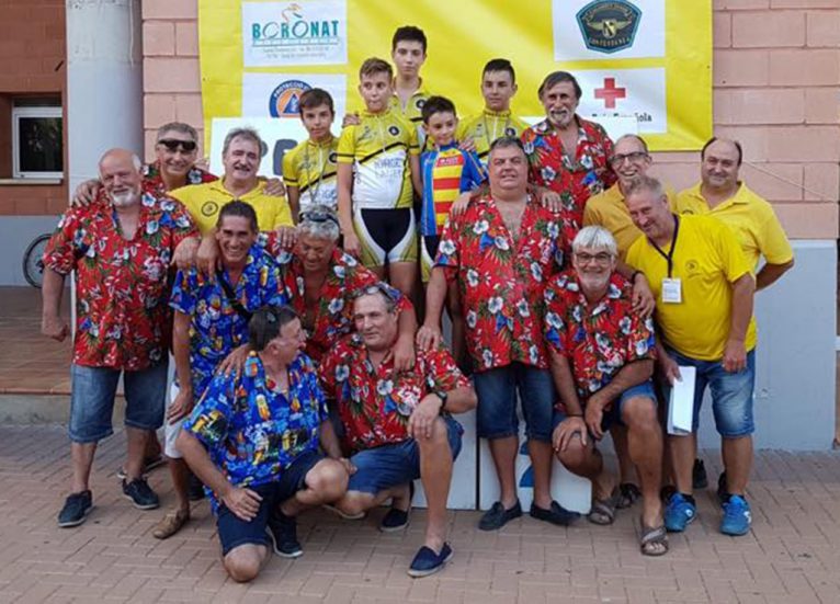Los ciclistas xabieros con miembros de la Penya La Bufa