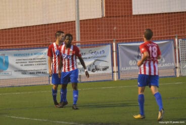 Palau felicitado por Faye tras el gol