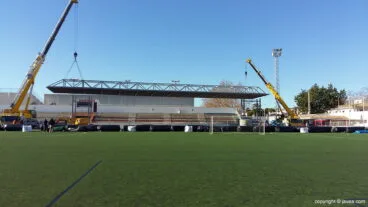 Parte del césped artificial retirado para colocar las gruas