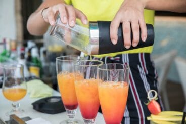 Preparando cócteles Restaurante Noray