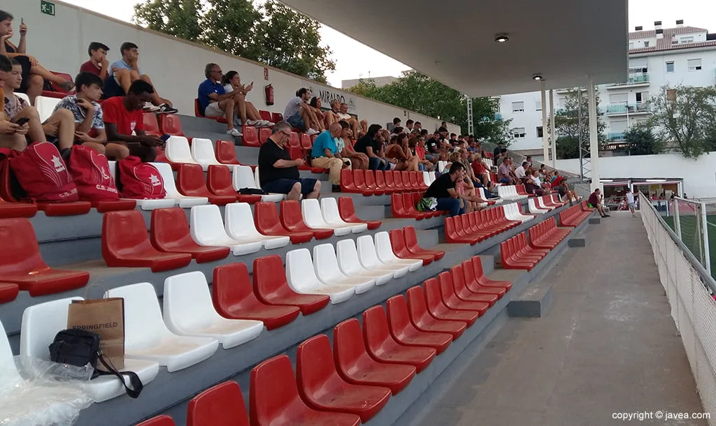 Publico asistente al estreno del CD Jávea