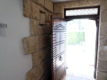 Puerta madera maciza Promociones Denia