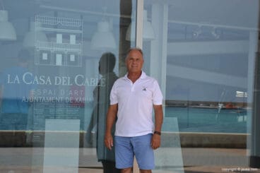 Tomás en la entrada de la Casa del Cable