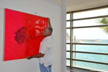 Tomás Sivera preparando la exposición