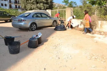 Un grupo de vecinos limpia las parcelas de Xàbia
