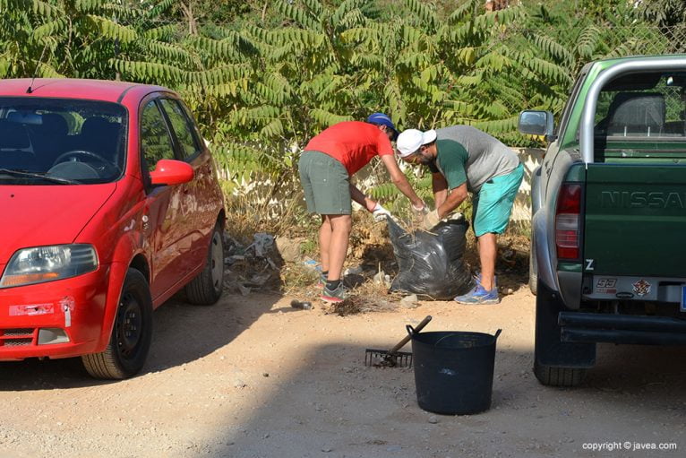 Un grupo de vecinos limpian las parcelas de Xàbia
