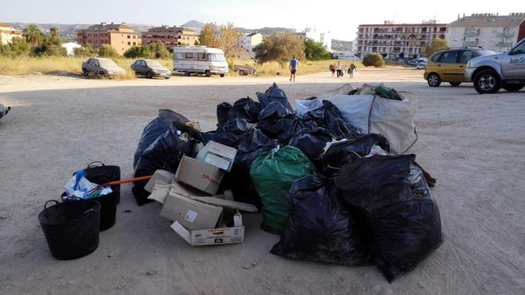 Vecinos limpian parcelas de Xàbia
