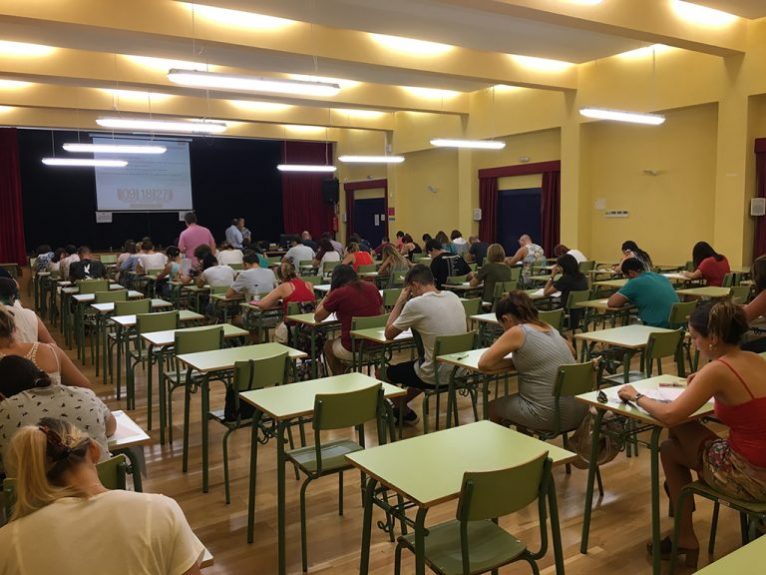Alumnos durante un examen