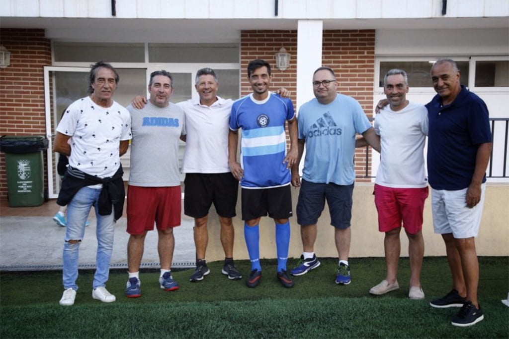 Arias y Felman con los miembros de la nueva escuela de fútbol
