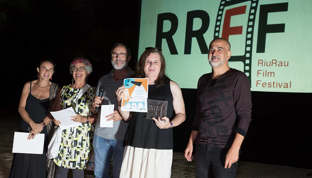 Carolina Laferre recogiendo el premio Riurau Festival 2018