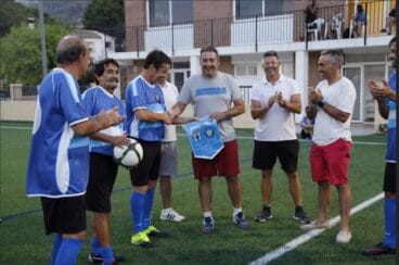 Dárío Felman recogiendo un banderín