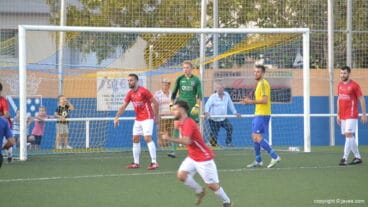 Defensa del CD Contestano ante el CD Dénia