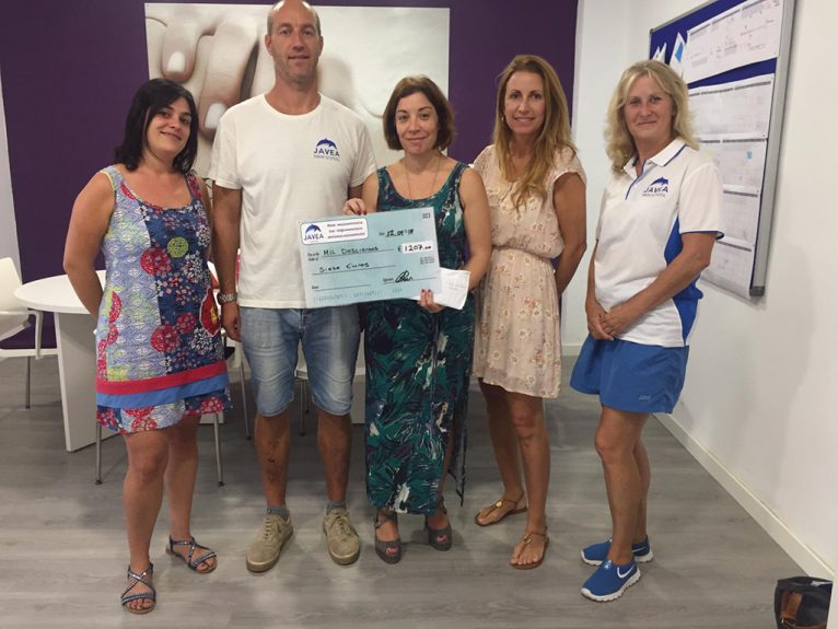 Donación del Club Swim a Servicios Sociales de Benitatxell